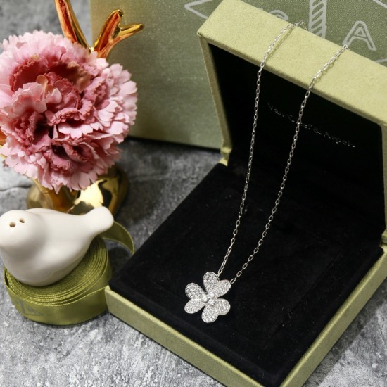 Van Cleef & Arpels Frivole Of Rose Gold VCA Necklaces 3 Colors