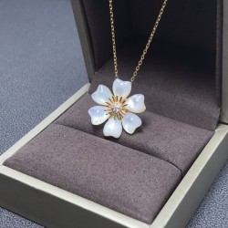 Van Cleef & Arpels Rose De Noel Of Gold/VCA Necklaces Rose Gold 