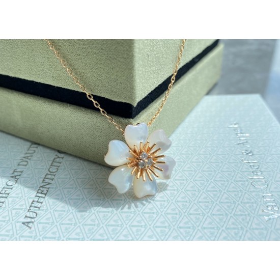 Van Cleef & Arpels Rose De Noel Of Gold/VCA Necklaces White