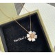 Van Cleef & Arpels Rose De Noel Of Gold/VCA Necklaces White