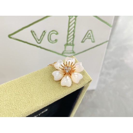 Van Cleef & Arpels Rose De Noel Of Gold/VCA Necklaces White